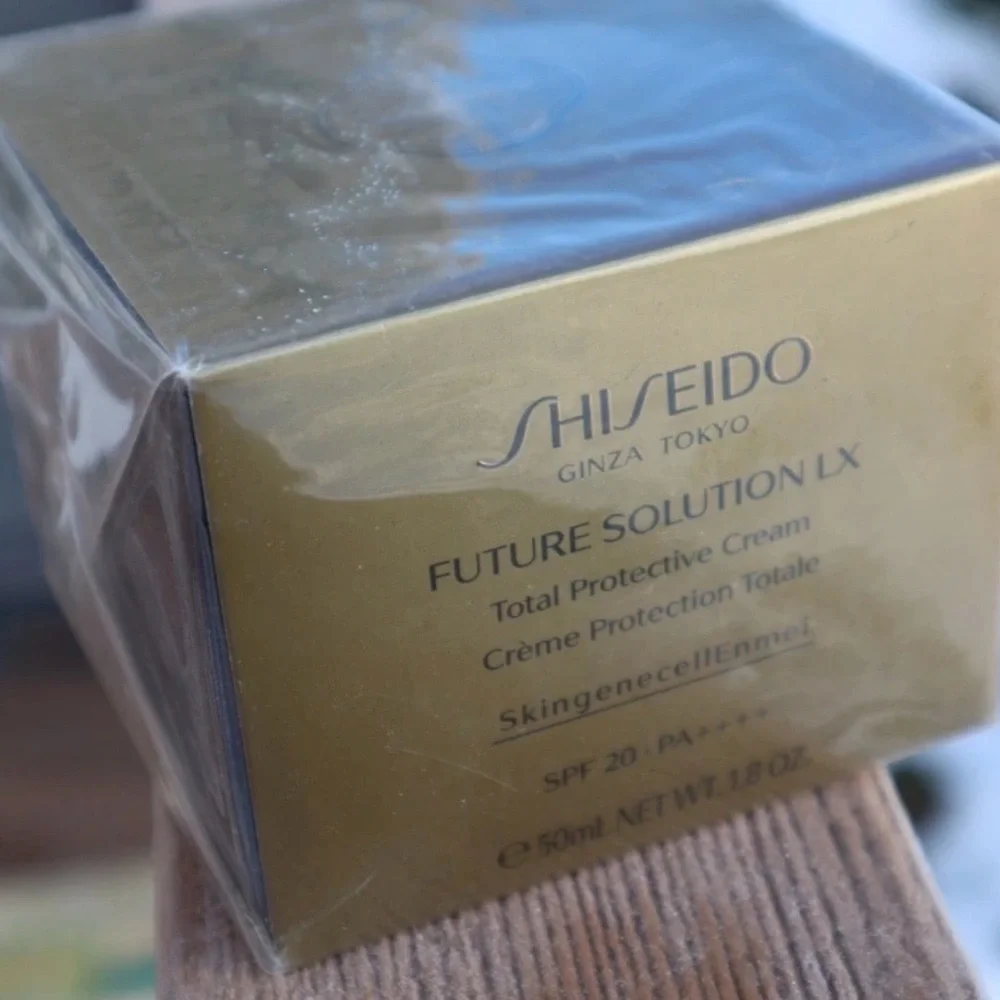 Shiseido Future Solution LX Moisturizing Day Cream - Gold and White